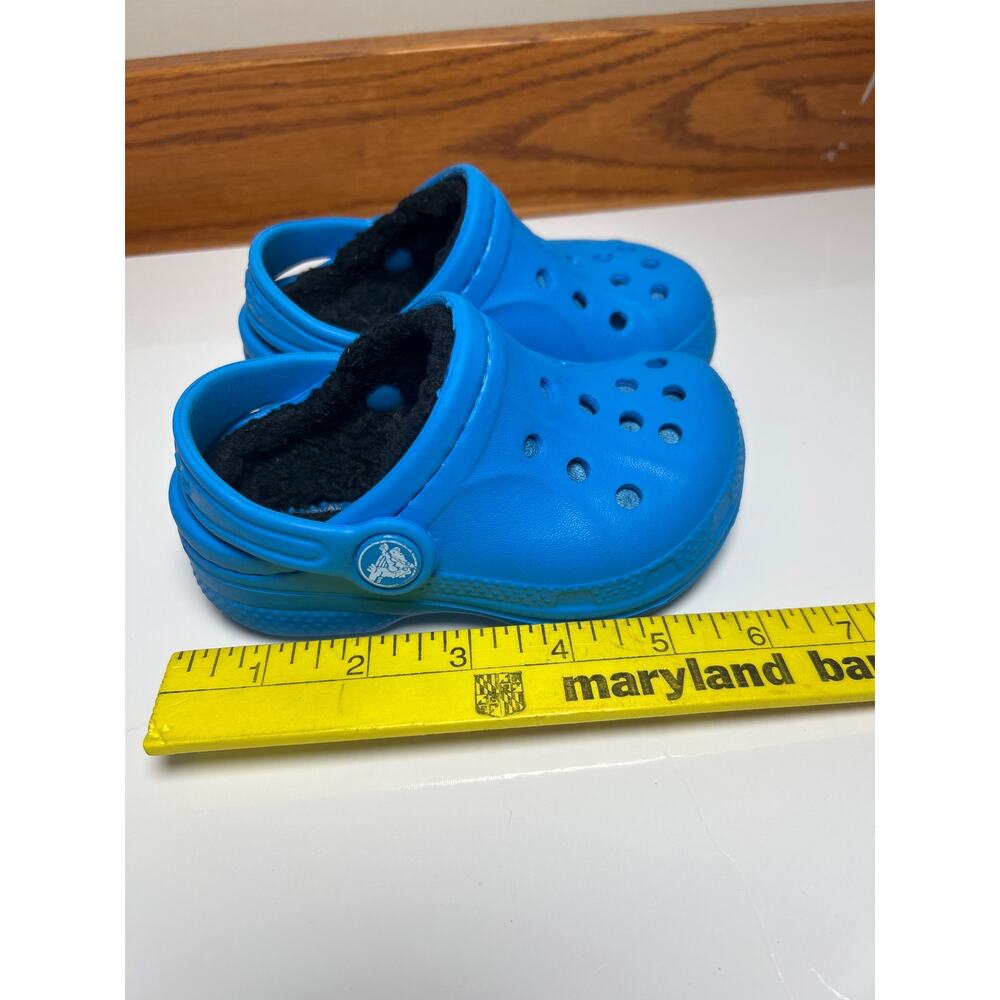 Crocs Toddler Size 6/7 Blue with black fleece lining - Picture 2 of 10